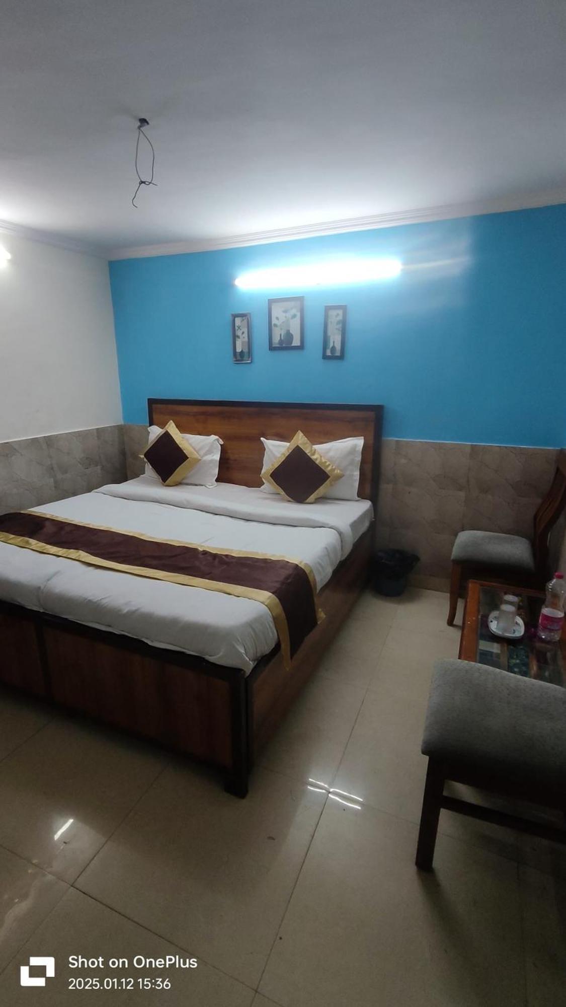 Hotel Moon Chanakyapuri Satya Niketan- Couple Friendly New Delhi